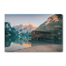 Obraz na płótnie Dom nad jeziorem w Dolomitach