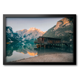 Obraz w ramie Dom nad jeziorem w Dolomitach