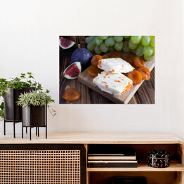 Plakat Miękki ser z suszonymi morelami i owocami na drewnianej desce do krojenia