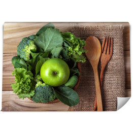 Fototapeta Zielone jabłko z mieszanką zielonych warzyw w koszu 