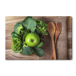 Obraz na płótnie Zielone jabłko z mieszanką zielonych warzyw w koszu 