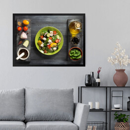 Obraz w ramie Świeża grecka sałatka na talerzu