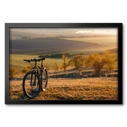 Obraz w ramie Rower na wzgórzu o zmierzchu