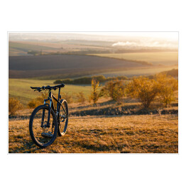 Plakat samoprzylepny Rower na wzgórzu o zmierzchu