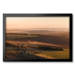 Obraz w ramie Sylwetka roweru na wzgórzach w trakcie zmierzchu
