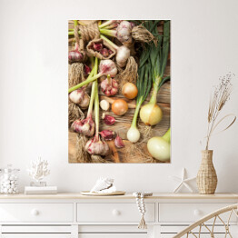 Plakat Świeże warzywa, czosnek i cebule na drewnianym tle