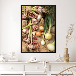 Obraz w ramie Świeże warzywa, czosnek i cebule na drewnianym tle