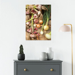 Plakat samoprzylepny Świeże warzywa, czosnek i cebule na drewnianym tle