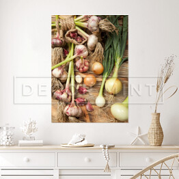 Plakat samoprzylepny Świeże warzywa, czosnek i cebule na drewnianym tle