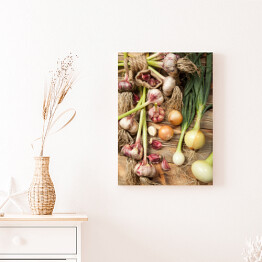 Obraz na płótnie Świeże warzywa, czosnek i cebule na drewnianym tle