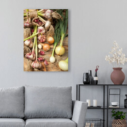 Obraz na płótnie Świeże warzywa, czosnek i cebule na drewnianym tle