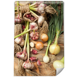Fototapeta Świeże warzywa, czosnek i cebule na drewnianym tle