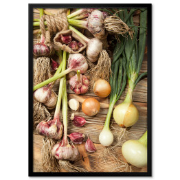 Plakat w ramie Świeże warzywa, czosnek i cebule na drewnianym tle