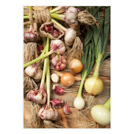 Plakat Świeże warzywa, czosnek i cebule na drewnianym tle