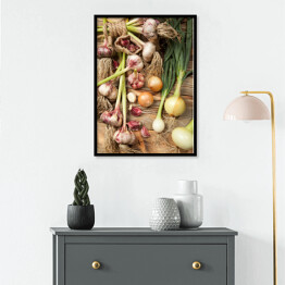 Plakat w ramie Świeże warzywa, czosnek i cebule na drewnianym tle
