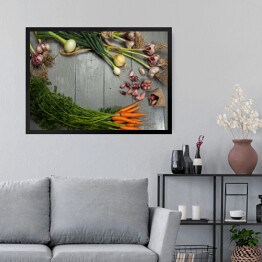 Obraz w ramie Świeże warzywa - czosnek, cebula i marchew na szarym tle 