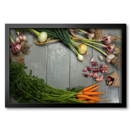 Obraz w ramie Świeże warzywa - czosnek, cebula i marchew na szarym tle 