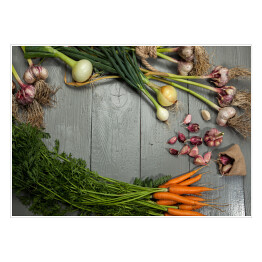 Plakat samoprzylepny Świeże warzywa - czosnek, cebula i marchew na szarym tle 