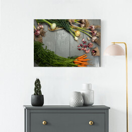 Obraz na płótnie Świeże warzywa - czosnek, cebula i marchew na szarym tle 