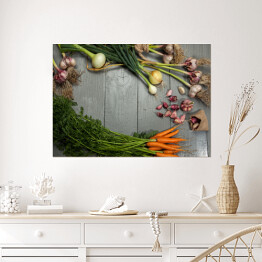 Plakat samoprzylepny Świeże warzywa - czosnek, cebula i marchew na szarym tle 