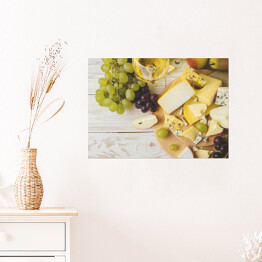 Plakat samoprzylepny Płyta serowa z winem, świeżymi winogronami i gruszkami