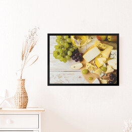 Obraz w ramie Płyta serowa z winem, świeżymi winogronami i gruszkami
