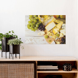 Plakat Płyta serowa z winem, świeżymi winogronami i gruszkami