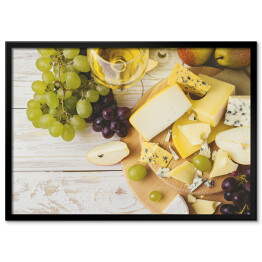 Plakat w ramie Płyta serowa z winem, świeżymi winogronami i gruszkami