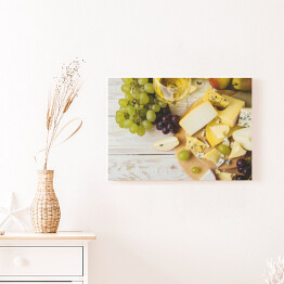Obraz na płótnie Płyta serowa z winem, świeżymi winogronami i gruszkami
