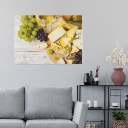 Plakat Płyta serowa z winem, świeżymi winogronami i gruszkami