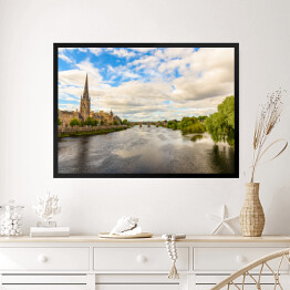 Obraz w ramie Piękna katedra nad rzeką płynącą przez miasto