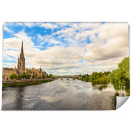 Fototapeta Piękna katedra nad rzeką płynącą przez miasto