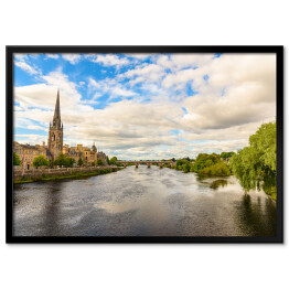 Plakat w ramie Piękna katedra nad rzeką płynącą przez miasto