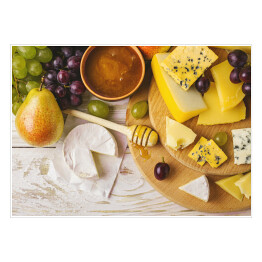 Plakat Talerz serowy podawany z miodem, świeżymi winogronami i gruszkami