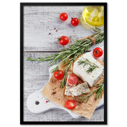 Plakat w ramie Świeży ser feta z rozmarynem na białej drewnianej desce