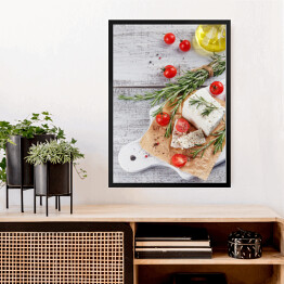 Obraz w ramie Świeży ser feta z rozmarynem na białej drewnianej desce