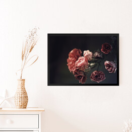 Obraz w ramie Wysuszone różowe róże na czarnym tle