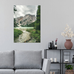 Plakat samoprzylepny Las na tle skalistych wzgórz, Włochy