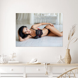 Plakat Piękna kobieta w seksownej czarnej bieliźnie w sypialni