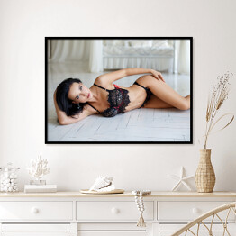 Plakat w ramie Piękna kobieta w seksownej czarnej bieliźnie w sypialni