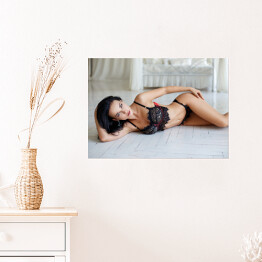 Plakat samoprzylepny Piękna kobieta w seksownej czarnej bieliźnie w sypialni