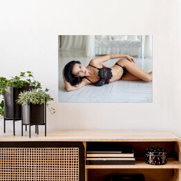 Plakat samoprzylepny Piękna kobieta w seksownej czarnej bieliźnie w sypialni
