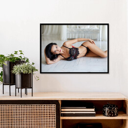 Plakat w ramie Piękna kobieta w seksownej czarnej bieliźnie w sypialni