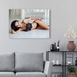 Obraz na płótnie Piękna kobieta w seksownej czarnej bieliźnie w sypialni