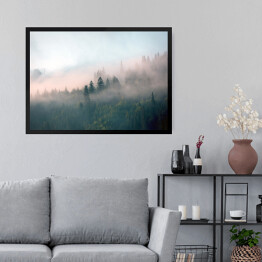 Obraz w ramie Mglisty poranek w lesie na wzgórzach