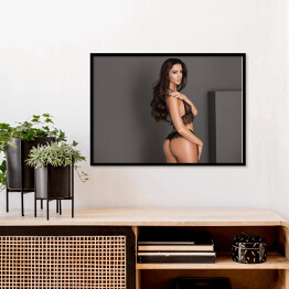 Plakat w ramie Atrakcyjna kobieta pozująca w studiu