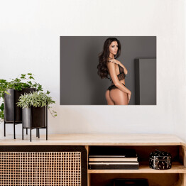 Plakat samoprzylepny Atrakcyjna kobieta pozująca w studiu