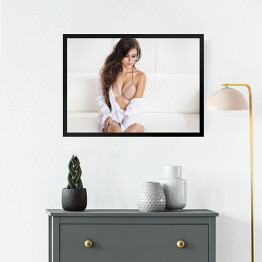 Obraz w ramie Delikatna atrakcyjna kobieta pozująca w sypialni