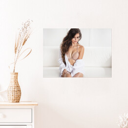 Plakat samoprzylepny Delikatna atrakcyjna kobieta pozująca w sypialni
