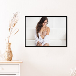 Plakat w ramie Delikatna atrakcyjna kobieta pozująca w sypialni